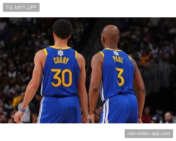 篮球比赛时如何判定多个球员同时出界？